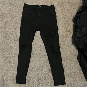 woman's Black Distressed Jeans